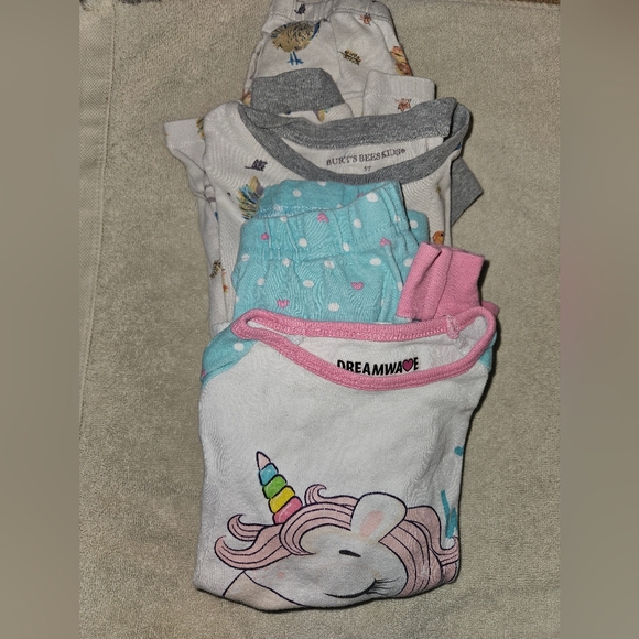 GIRLS 5T, 2 PAIR OF JAMMIES. TOPS AND BOTTOMS. EUC💐💯 - Picture 2 of 2